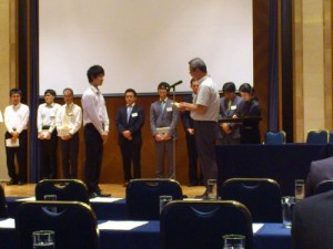 中部IBMユーザー研究会主催「IT研究会」表彰式（優秀賞）。